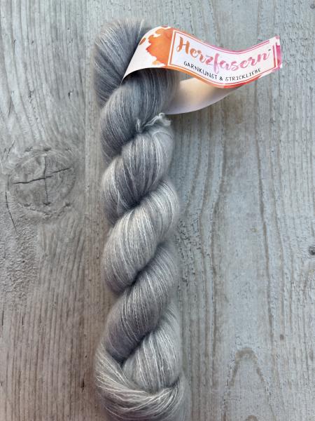 No 93 Silver White - Zarter Schimmer für edle Strickträume